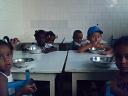 Kinder beim Mittagessen