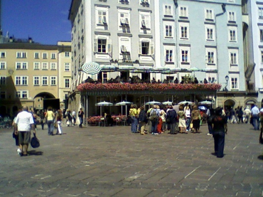 La place Alter Markt (vieux marché) avec Cafe Tomaselli