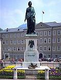La estatua del compositor en la plaza Mozart